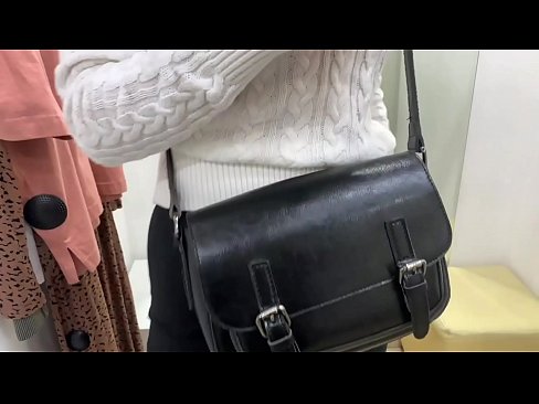 ❤️ 年轻婊子FeralBerry在试衣间用假阳具公开自慰 ❤❌ Porno vk ❌️