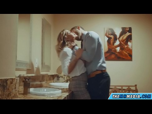 ❤️ 当一个胸大无脑的金发女郎在公共厕所里勾引你时 ❤❌ Porno vk ❌️